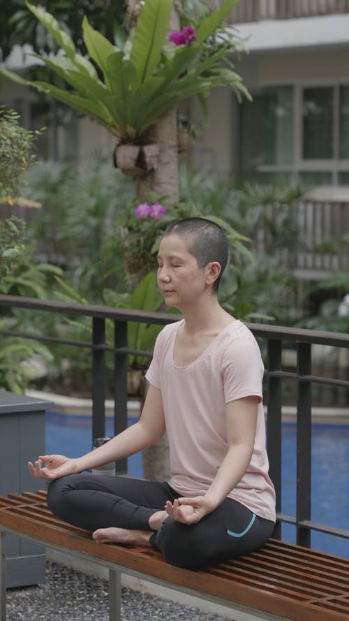 有关padmasana, 中年, 公园的免费素材视频