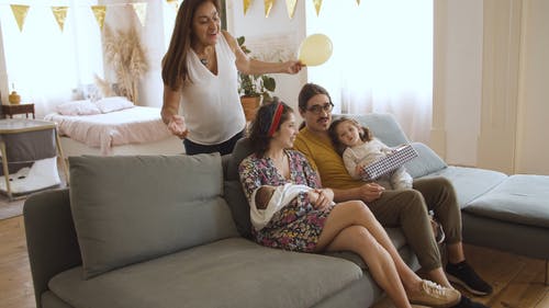 有关人, 在家, 坐的免费素材视频