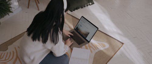 有关互联网, 在家, 地毯的免费素材视频