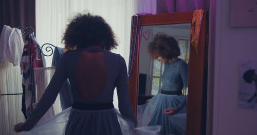 有关反射, 在家, 女孩的免费素材视频