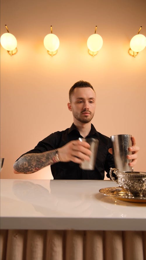 有关人, 家伙, 倾注的免费素材视频