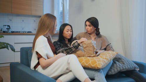 有关Throw Pillows, 伤心, 分手后恢复的免费素材视频