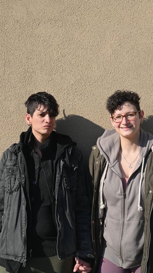 有关咖啡色头发的女人, 垂直视频, 夹克的免费素材视频