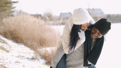 有关（顶部有小羊毛球的）羊毛帽子, 一对, 人的免费素材视频