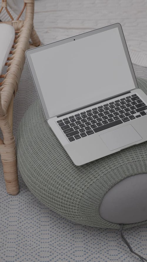 有关MacBook, 垂直视频, 户外的免费素材视频