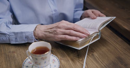 有关一杯茶, 书呆子, 休闲的免费素材视频
