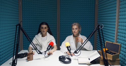 有关咖啡色头发的女人, 严肃, 坐的免费素材视频