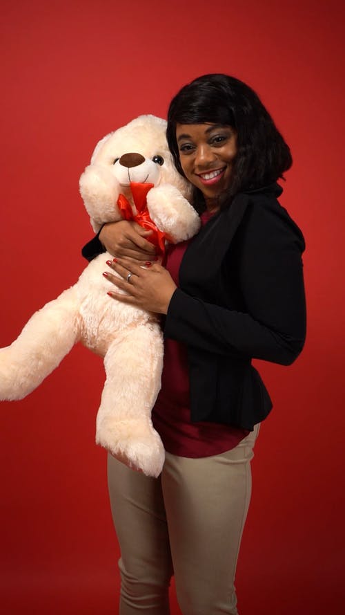 女人抱着一只泰迪熊 · 免费素材视频