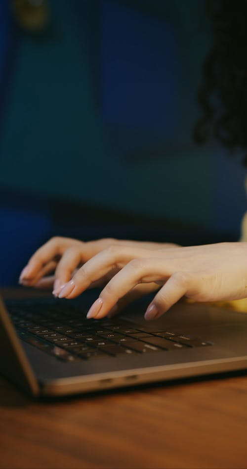 有关修剪指甲, 垂直视频, 女人的免费素材视频