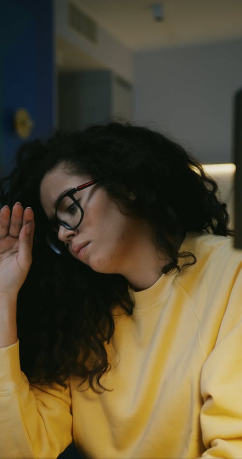 有关在家, 垂直视频, 女人的免费素材视频