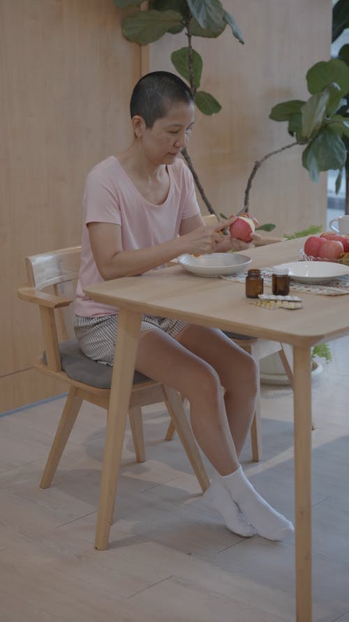 有关刀, 去皮, 坐的免费素材视频