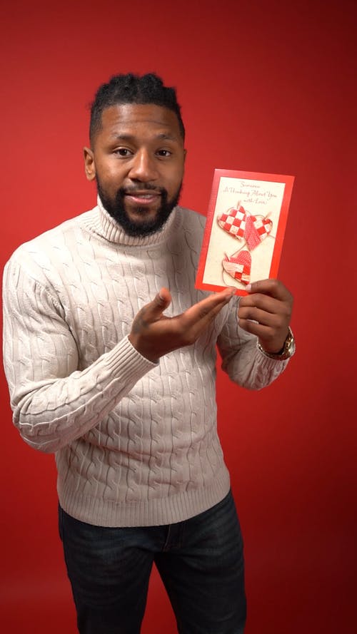 拿着情人节卡片的白色长袖衬衣的人 · 免费素材视频