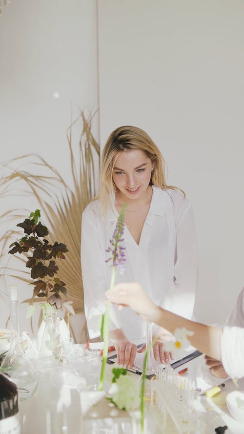 有关垂直视频, 女人, 实验工作服的免费素材视频