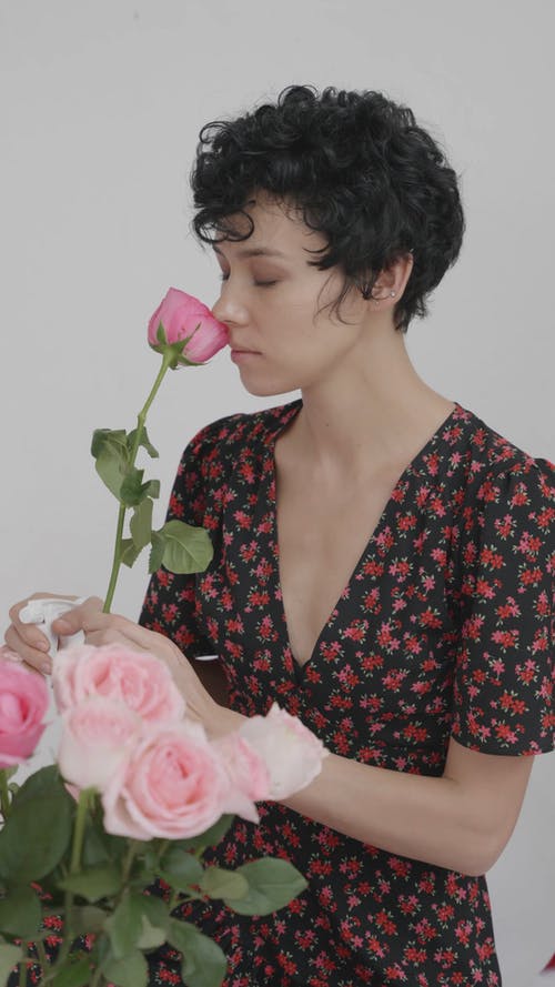 有关喷水器, 垂直视频, 女人的免费素材视频