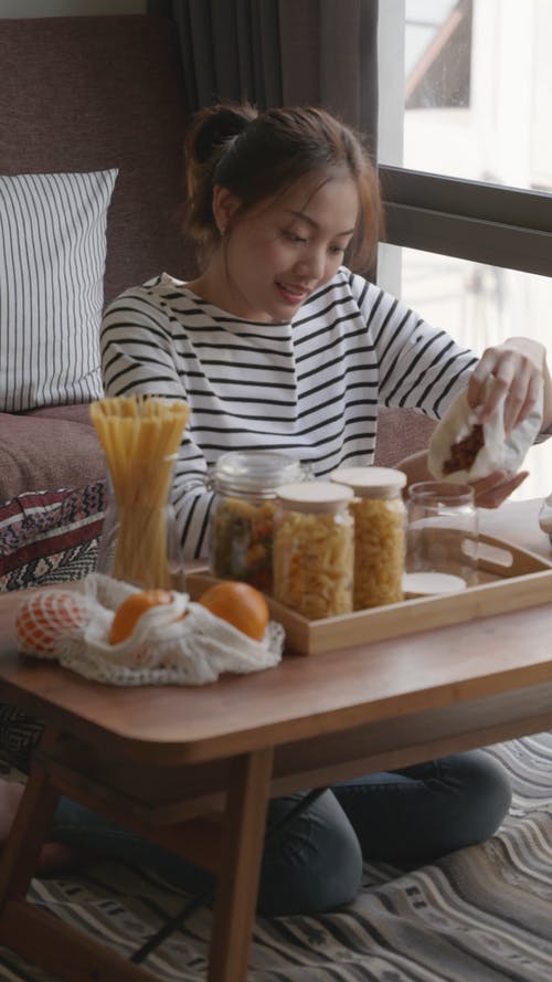 有关倾注, 可重复使用, 在地上的免费素材视频