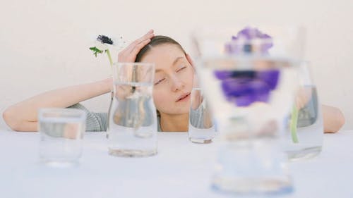 有关不一样, 反射, 女人的免费素材视频