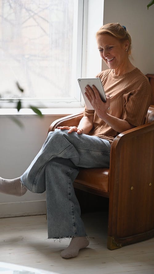 有关坐, 垂直视频, 大笑的免费素材视频