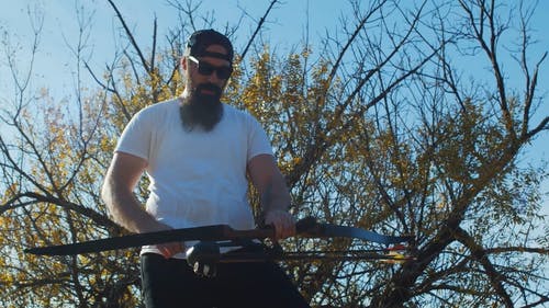 有关人, 墨镜, 弓的免费素材视频