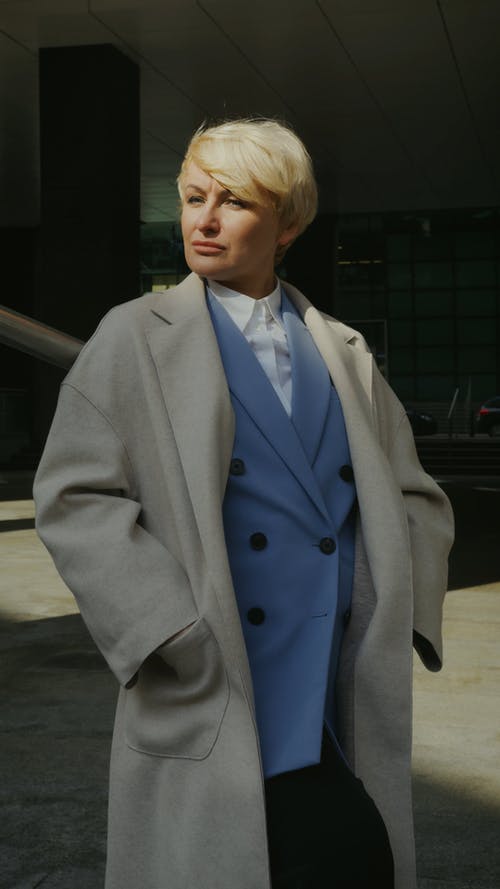 有关垂直视频, 大衣, 女人的免费素材视频