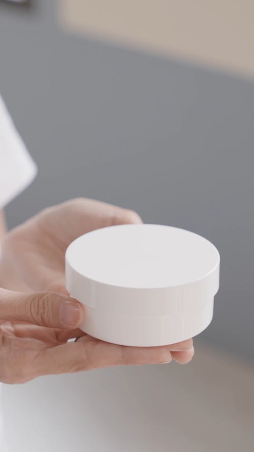 有关pp罐, 人, 化妆品容器的免费素材视频