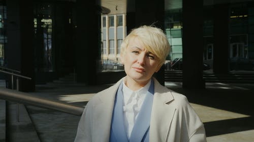 有关大衣, 女人, 建筑的免费素材视频