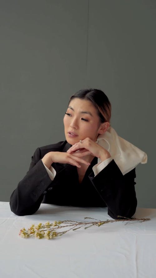 有关化妆, 双手合十, 围巾的免费素材视频