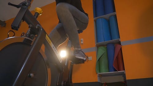 有关低角度拍摄, 健身, 固定式自行车的免费素材视频