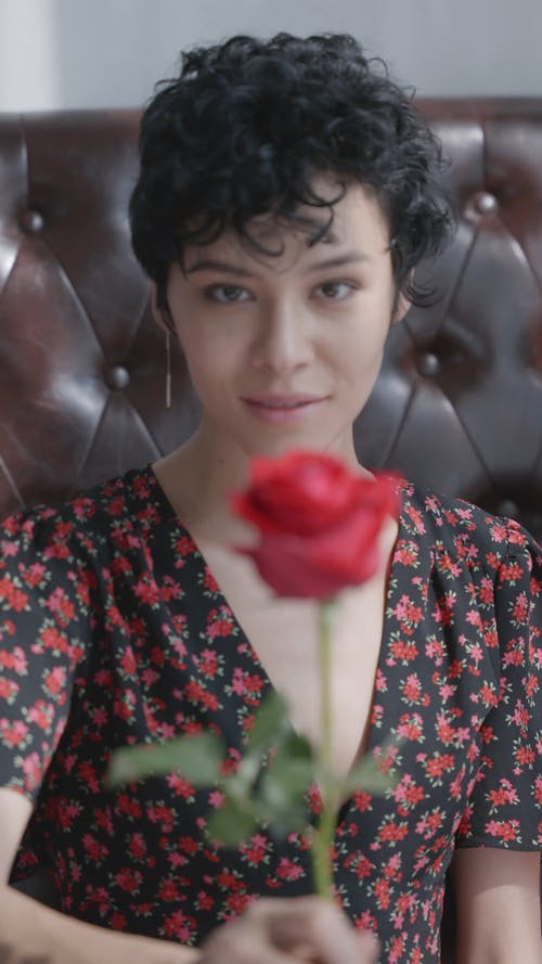 有关垂直视频, 女人, 展示的免费素材视频