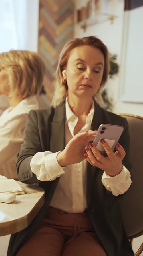 有关airpods, 修剪指甲, 垂直视频的免费素材视频