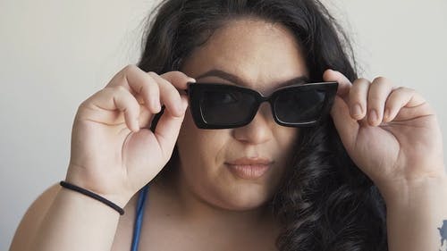 有关人, 加上大小, 墨镜的免费素材视频