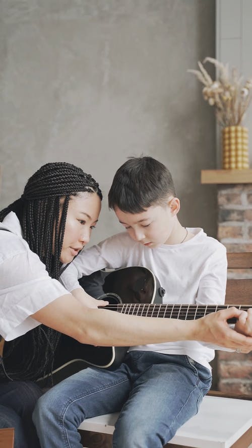 有关原声吉他, 吉他演奏, 坐的免费素材视频