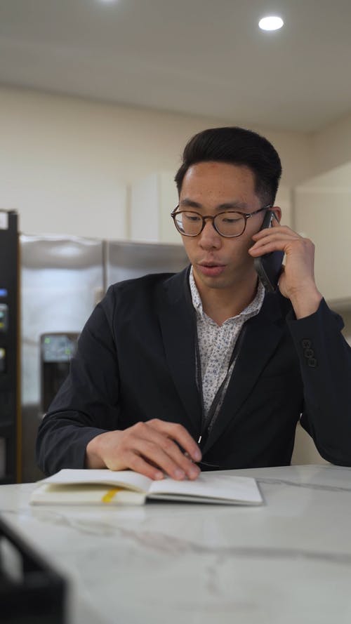 有关呼叫, 商人, 垂直视频的免费素材视频