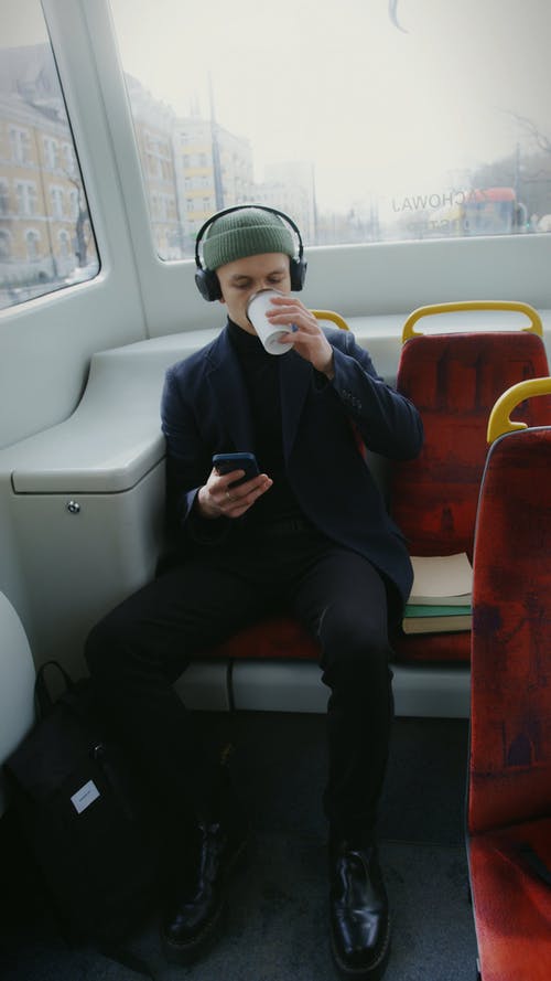 有关（顶部有小羊毛球的）羊毛帽子, 一杯咖啡, 乘客的免费素材视频