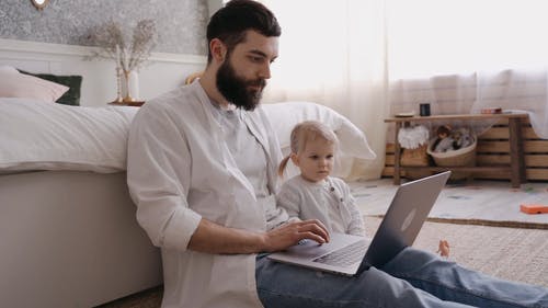 有关3C用品, 人, 低角度拍摄的免费素材视频