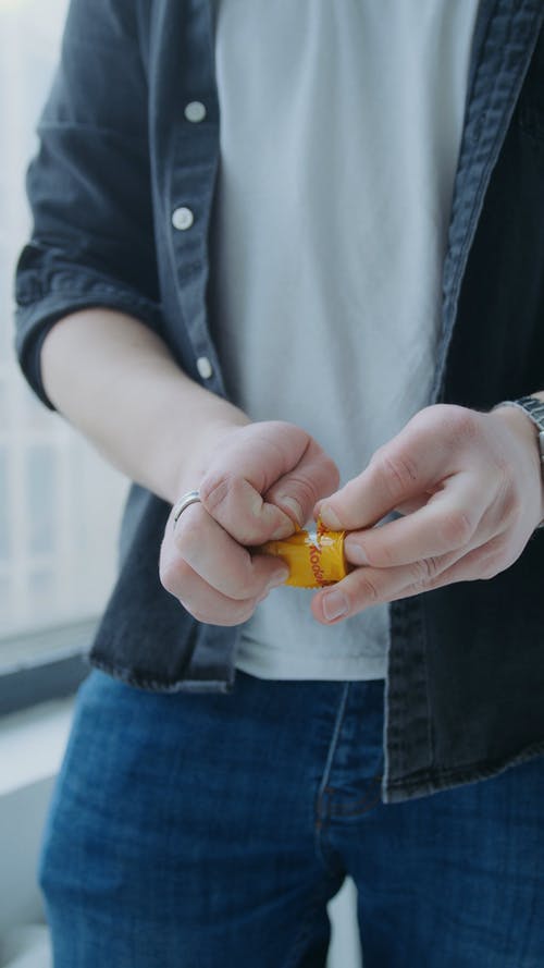 有关休闲装, 垂直视频, 塑胶的免费素材视频