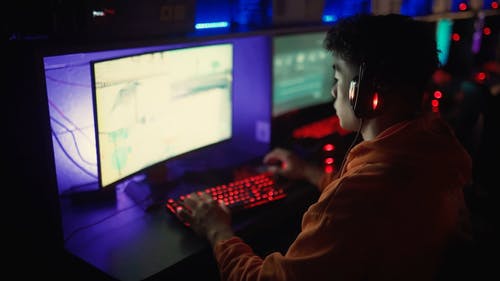 有关人, 坐, 室内的免费素材视频