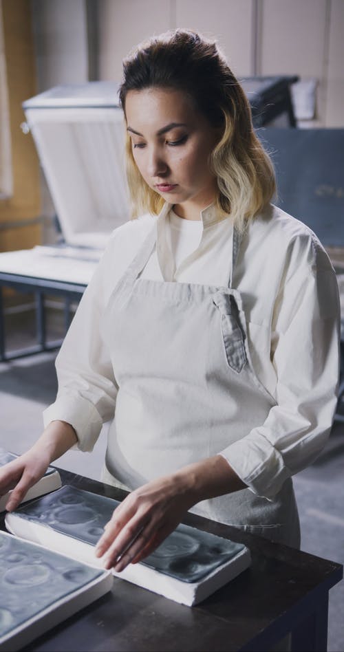 有关围裙, 垂直视频, 女人的免费素材视频