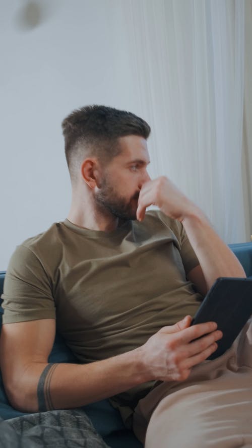 有关中等特写, 休闲服, 伤心的免费素材视频