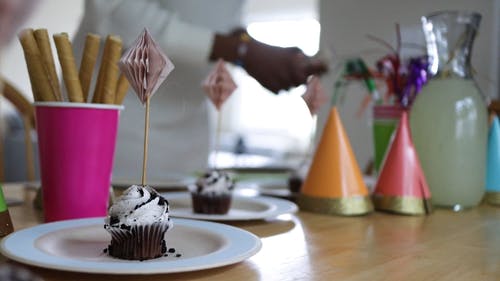 有关手, 杯子小蛋糕, 派对帽子的免费素材视频