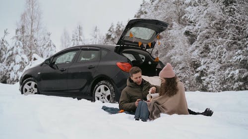 有关（顶部有小羊毛球的）羊毛帽子, 一对, 下雪的免费素材视频