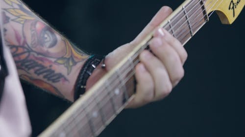 有关人, 刺青的, 唱歌的免费素材视频