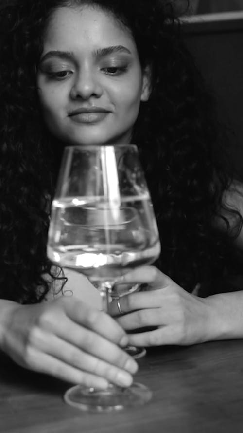 有关单色, 垂直视频, 女人的免费素材视频