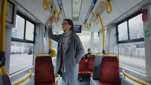 有关乘客, 公共交通工具, 女人的免费素材视频