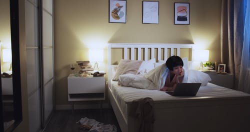 有关伤心, 刘海, 卧室室内的免费素材视频
