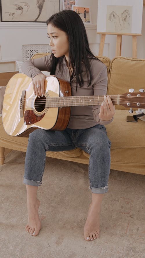 有关人, 吉他, 垂直视频的免费素材视频