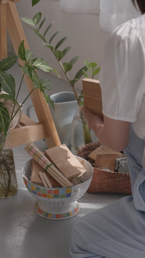 有关垂直视频, 女人, 室内的免费素材视频