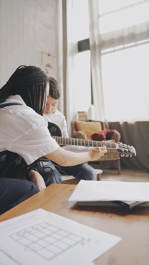 有关＃室内, 儿童, 吉他课的免费素材视频