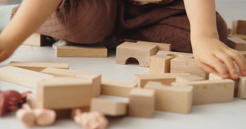 有关儿童, 在地上, 室内的免费素材视频