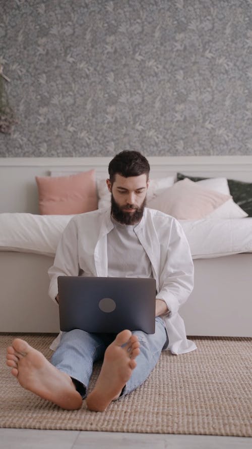 有关3C用品, 人, 低角度拍摄的免费素材视频