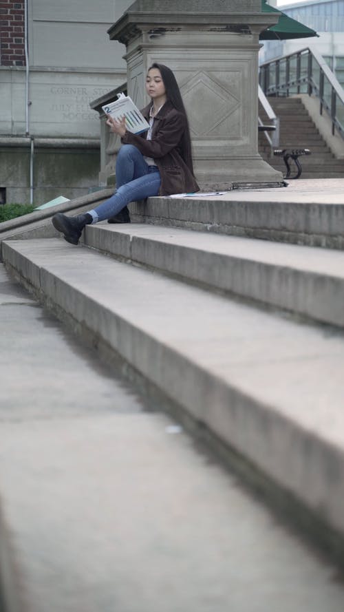 有关坐, 垂直视频, 女人的免费素材视频